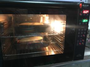 然后不用开门取出蛋糕，原地设置160度10分钟，此时自己盯着，约4-8分钟左右，上色就差不多了，每个人烤箱都不同，上色时间也不同，以自己烤箱实际为准。