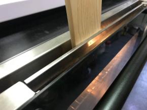 关掉风炉，不开门，闷10分钟，然后用一个很薄的板子卡住门，一个小缝，慢慢接触冷空气，大约10-15分钟吧，可以开门取出蛋糕