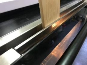 关掉风炉，不开门，闷10分钟，然后用一个很薄的板子卡住门，一个小缝，慢慢接触冷空气，大约10-15分钟吧，可以开门取出蛋糕