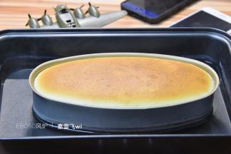 放到架子上凉透，可以直接把蛋糕模具拿下来放架子上，不用带水盆