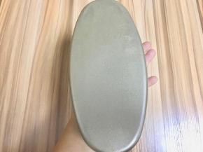 脱模，轻乳酪凉透后会整体缩小，这是正常的，整体缩小肯定会离模，摇晃一下，倒扣在手上