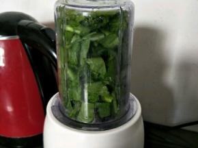 菠菜泥1小把洗净切碎，放入料理机打成泥