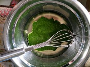 菠菜泥和玉米油搅拌均匀