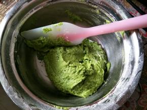 筛入低筋面粉翻拌均匀