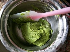 筛入低筋面粉翻拌均匀