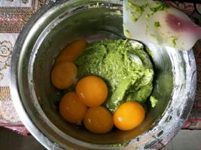 加入蛋黄，直接用手动打蛋器不规则搅拌均匀