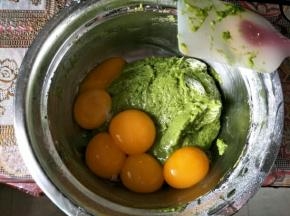 加入蛋黄，直接用手动打蛋器不规则搅拌均匀