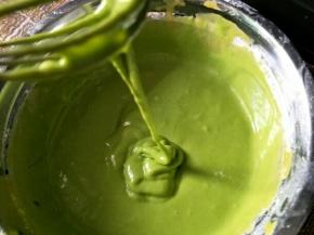 蛋黄糊不要过度搅拌，但一定要乳化到位，如图提起打蛋器可以缓缓流下来