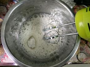 蛋白加几滴柠檬汁，分三次加糖打发