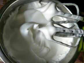 蛋白打到干性状态，提起打蛋器呈小尖角状（这时烤箱开130度预热）