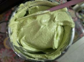 挖1/3蛋白和蛋黄糊混合翻拌均匀，再倒回剩下的蛋白里翻拌或切拌的手法混合均匀