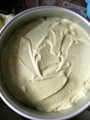 倒入模具抹平，轻轻震一下去气泡，放入烤箱中下层130度烤30分钟，再转150度烤30分钟