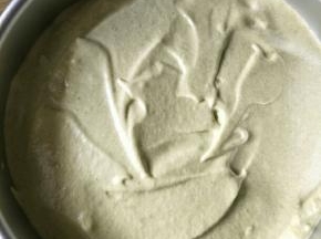 倒入模具抹平，轻轻震一下去气泡，放入烤箱中下层130度烤30分钟，再转150度烤30分钟