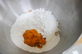 面粉+熟南瓜+食用油倒入aca厨师机内