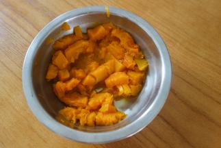 南瓜蒸熟晾凉备用