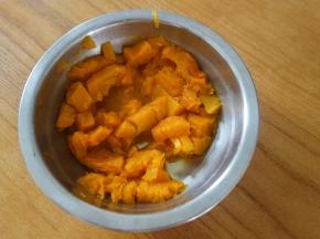 南瓜蒸熟晾凉备用