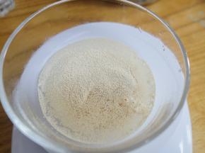 7g酵母+10g温水融化（配方内水分）