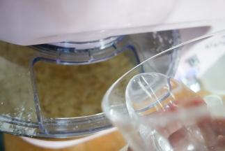 剩下25g水看情况添加，面粉吸水量不同水量自行调节下，厨师机边搅拌边加 这里刚好有个透明窗口可以很清楚看到面团的情况，还有一个投料口