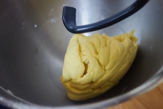 转3档揉8分钟左右，揉成这样不粘手不沾面盆的面团即可，你用手揉也是要这个状态