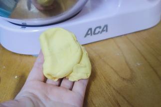 拿出来检查一下，捏一下面团边缘不回缩即可