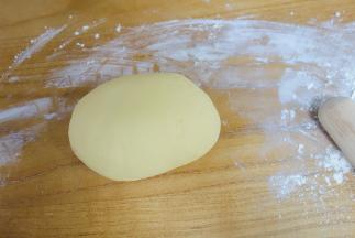 将面团分成两块用手稍微揉一下，成表面光滑的面团备用