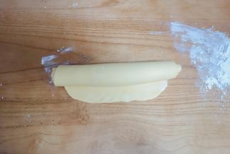 面片抹一点点水卷起来戳成长条