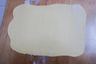 将面团擀成长方形
