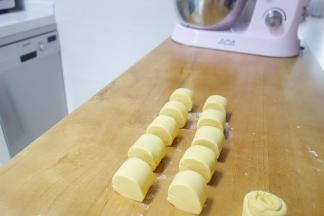 用锋利的刀切成刀切