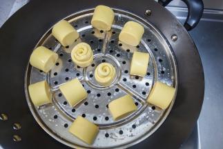 蒸屉抹油或者放上硅胶垫，锅里60度左右热水，盖盖子发酵到两倍大直接开火蒸