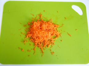 胡萝卜用擦丝器擦成细丝