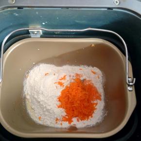 除黄油以外的材料都放入面包机，面粉吸水量不一样，水量可以预留10克后面放，揉一个程序后加入软化的黄油揉到扩展阶段，可以扯出不易破裂的略透明薄膜