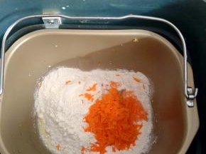 除黄油以外的材料都放入面包机，面粉吸水量不一样，水量可以预留10克后面放，揉一个程序后加入软化的黄油揉到扩展阶段，可以扯出不易破裂的略透明薄膜