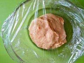 盖住保鲜膜发酵两倍大