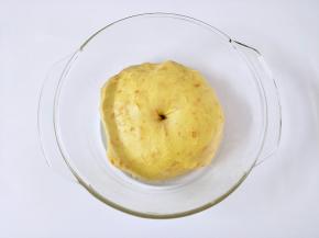 用手蘸面粉戳个洞不回缩即可