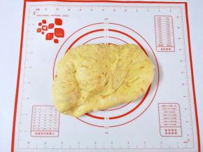 取出放在案板上轻压排气