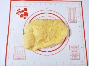 取出放在案板上轻压排气