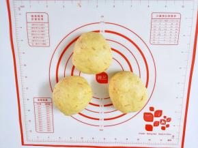 均分成三份 ，滚圆松弛15分钟