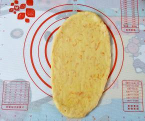 取一个面团擀长