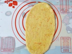 取一个面团擀长