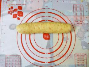 翻面横着卷起，捏紧收口