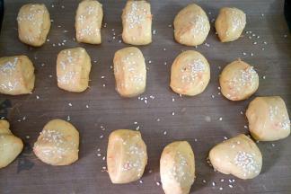 发酵好薄薄的刷一层蛋液，撒适量芝麻