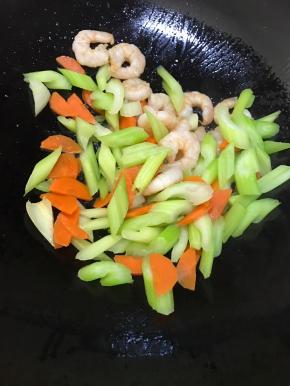 虾仁稍微变色，加入西芹，胡萝卜。