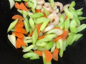 虾仁稍微变色，加入西芹，胡萝卜。
