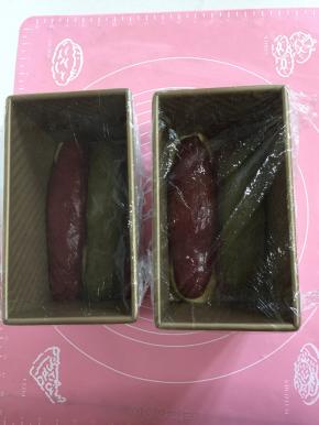 盖上保鲜膜放在室温发酵！(现在天气冷发酵慢，为了节约时间，我中午吃完午饭就开始揉面，放在室温让它发酵，晚上下班回来就可以直接烤了！)