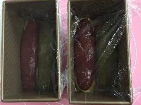 盖上保鲜膜放在室温发酵！(现在天气冷发酵慢，为了节约时间，我中午吃完午饭就开始揉面，放在室温让它发酵，晚上下班回来就可以直接烤了！)