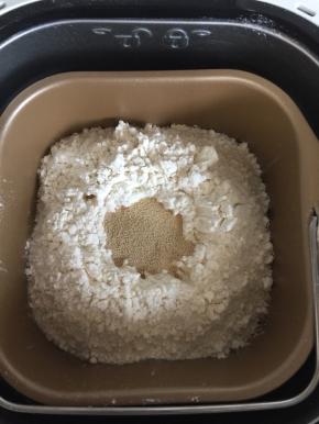 面包机中放入除了黄油之外的所有食材！