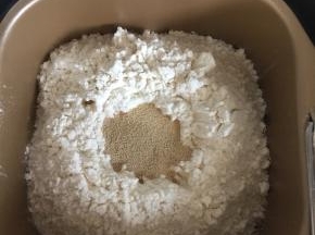 面包机中放入除了黄油之外的所有食材！