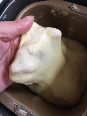 检查一下面团的状态，揉出膜即可！