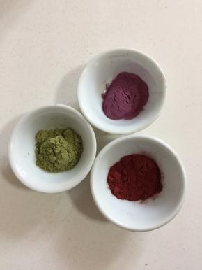 面包机和面的时候我们来准备紫薯粉10克，抹茶粉10克，红曲粉5克！