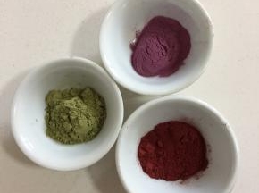 面包机和面的时候我们来准备紫薯粉10克，抹茶粉10克，红曲粉5克！